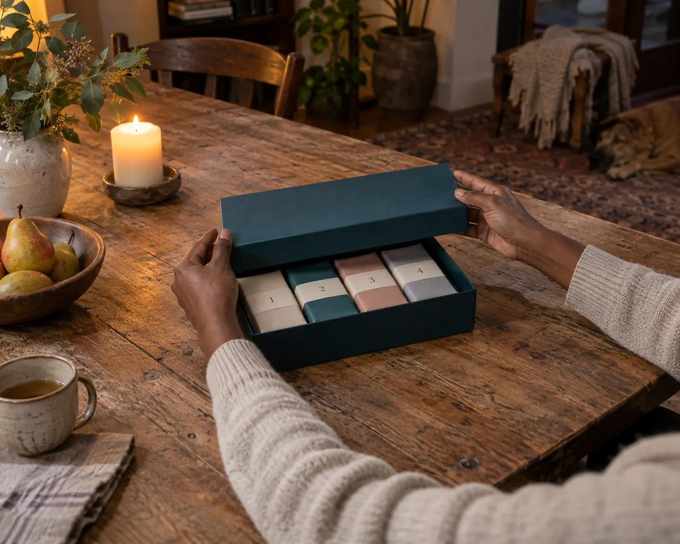 Hände öffnen eine Box mit versiegelten Päckchen.